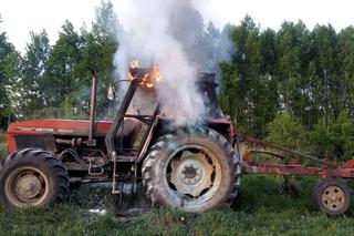 Podlaskie: traktor stanął w płomieniach! Pożar gasili strażacy [ZDJĘCIA]