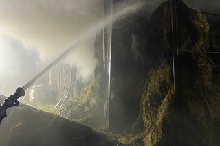 Duży pożar na terenie gospodarstwa w Zaborówcu koło Leszna