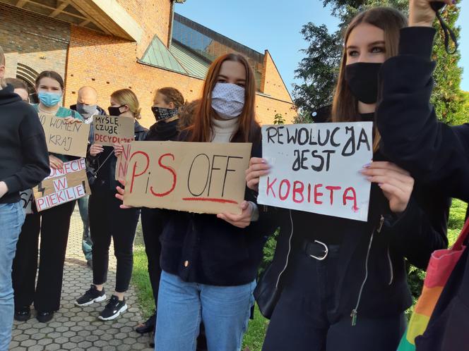 Protest pod kościołem św. Antoniego w Lesznie