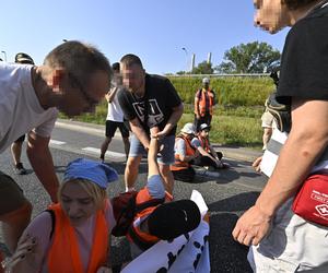  Aktywiści z Ostatniego Pokolenia sparaliżowali ruch. Kierowcy: Ktoś powinien zrobić z nimi porządek!