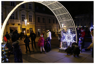 Kielce gotowe na święta? Diabelski młyn i choinka stoją w centrum miasta!