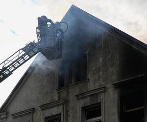 Pożar zabytkowego pałacyku na Pomorzu. Ewakuowano 20 osób, nie żyje jedna osoba