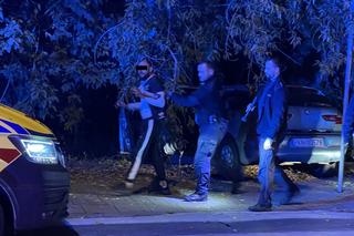 Szaleńczy pościg ulicami Warszawy. Rozbity na drzewie samochód, w środku dwóch pijanych i 15-latka