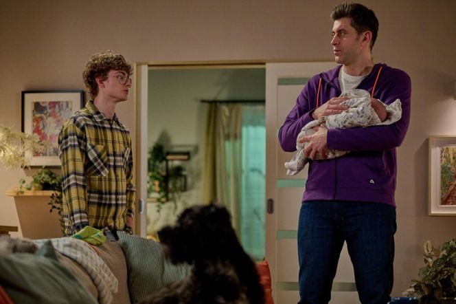 Na Wspólnej odc. 4038: Ksawery (Adam Tomaszewski), Mikołaj (Krzysztof Wieszczek), synek (Gabrysia Melon)