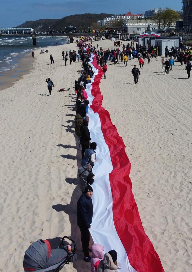 Najdłuższa flaga narodowa w Polsce mierzy ponad 2 km 700 metrów. To nowy rekord Polski!