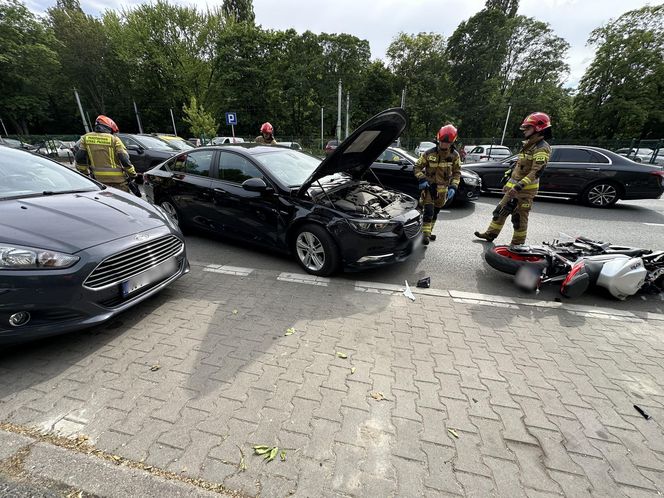 Motocyklista zderzył się z oplem i walnął w forda. Poważny wypadek na Pradze-Północ kont. Warszawa
