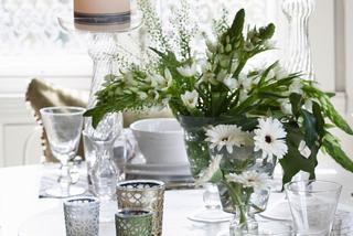 Dekoracja stołu na komunię. W stylu skandynawskim, biała, rustykalna czy tradycyjna?