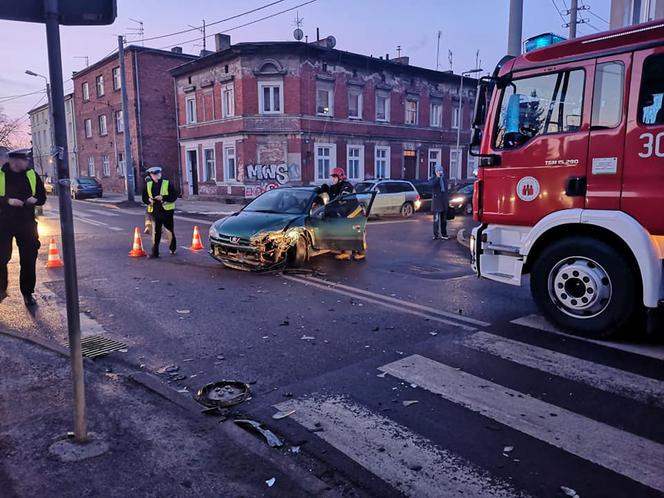 Groźne zderzenie na bydgoskim Szwederowie! Jedna osoba trafiła do szpitala! [ZDJĘCIA]