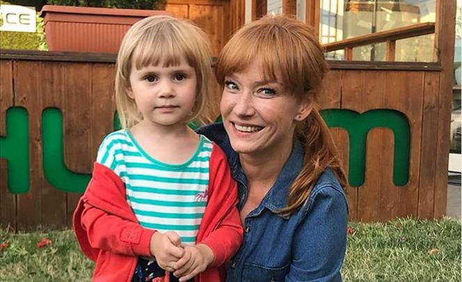 M jak miłość. Agnieszka (Magdalena Walach), Helenka (Ola Trojanowska)