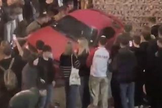 Zdewastowali auto na juwenaliach Politechniki Łódzkiej. Właścicielka szuka świadków