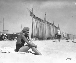 Kobieta na plaży. Zdjęcie z 1933 roku