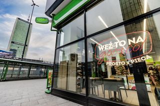 Żabka ma więcej sklepów niż Biedronka, Lidl i Dino razem wzięte. Otworzy kolejne. Dostęp do atrakcyjnych lokalizacji