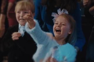 	M jak miłość odc. 1732. Szymek (Staś Szczypiński), Maja (Laura Jankowska). Ślub Izy i Marcina - retrospekcja