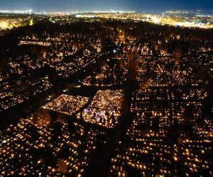 1 listopada na Cmentarzu Łostowickim w Gdańsku. Tak wygląda w dniu Wszystkich Świętych