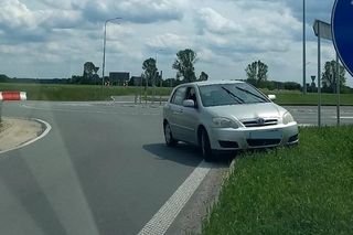 „Wziął na maskę” motocyklistę, który chciał go zatrzymać, gdy jechał wężykiem