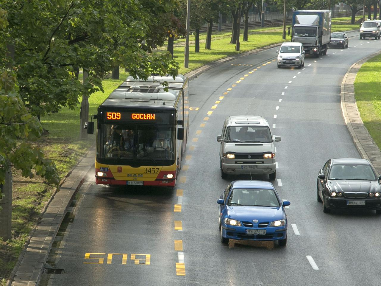 Przez szkołę i pracę spada wrażliwość na drogach i w komunikacji miejskiej