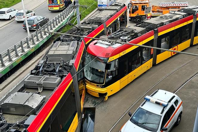 Totalna demolka na Bielanach. Roztrzaskane tramwaje i wielu rannych! Trzy osoby trafiły do szpitala