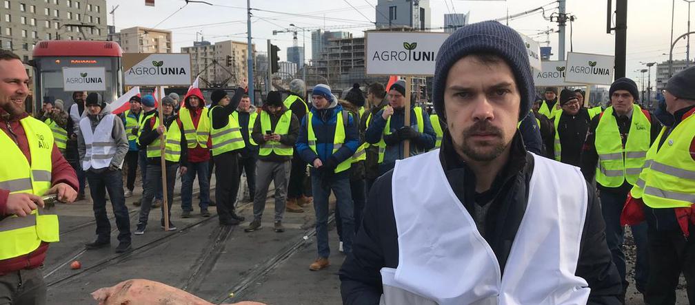 Protesty rolników w Warszawie. Palenie opon i świńskie łby na placu Zawiszy