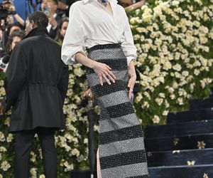 Anne Hathaway niczym figura woskowa. Nie wygląda na 42 lata!