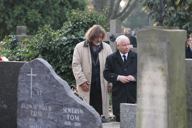 Jarosław Kaczyński na grobie swojej mamy Jadwigi Kaczyńskiej