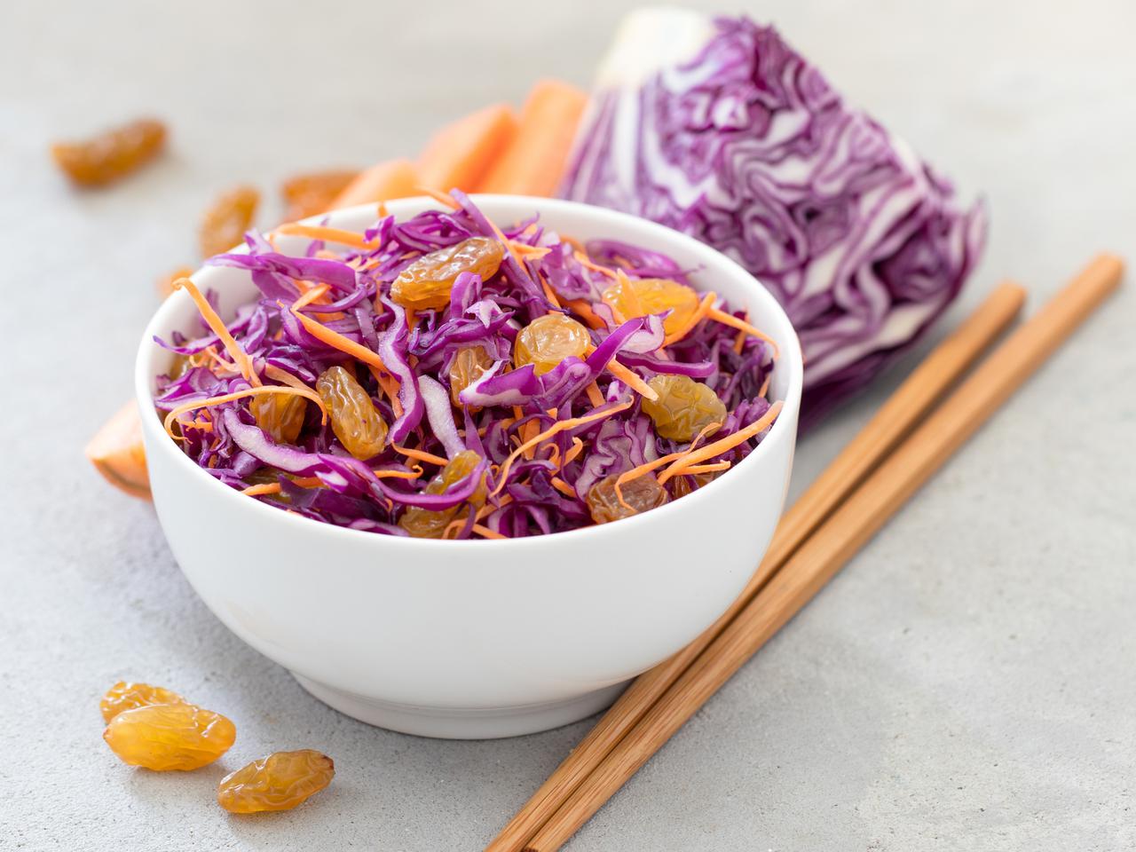 Azjatycka surówka z czerwonej kapusty i marchewki