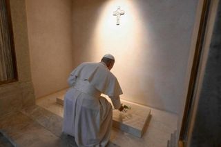 Papież Leon XIV odwiedził grob Franciszka! Wzruszająca modlitwa