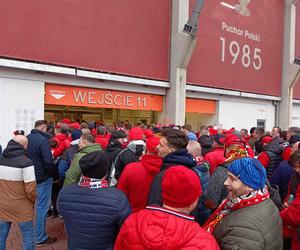 Legia vs. Widzew. Na stadionie w Łodzi zbierają się kibice