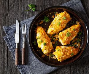 Kurczaka nacieram tym serkiem i wstawiam do piekarnika. Ten szybki obiad sprawdza się zawsze 