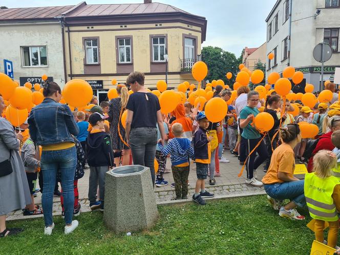 Pomarańczowe balony przeciw przemocy w Przeworsku