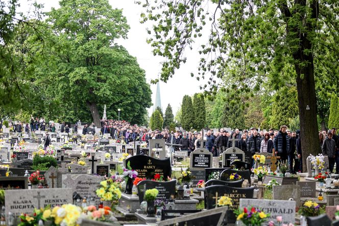 Tłumy na pogrzebie legendy polskiego rapu. Pożegnaliśmy Jokę z Kalibra 44