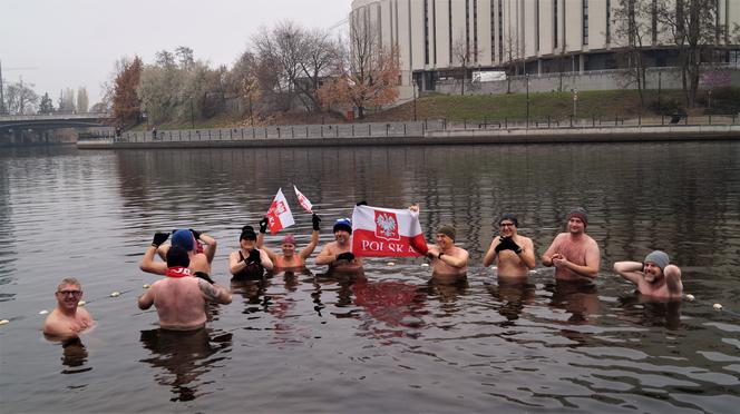 Bydgoskie morsy wskoczyły do Brdy! Za nami inauguracja sezonu na Wyspie Młyńskiej 