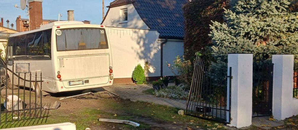 Wypadek autobusu szkolnego na Dolnym Śląsku. Kierowca wjechał w budynek 