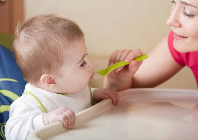 Rozszerzanie diety niemowlęcia: co podawać dziecku od 4 do 11 miesiąca? Co może jeść dwulatek?