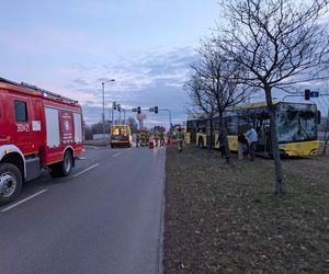 Zderzenie dwóch autobusów miejskich w Katowicach. Kierowca wypadł przez okno. Trafił do szpitala