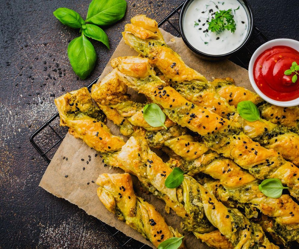 chrupiące paluchy z ciasta francuskiego