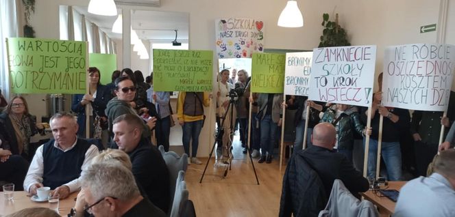 Protest mieszkańców pod Urzędem Gminy Cieszków! Likwidacja szkoły w Pakosławsku odłożona w czasie