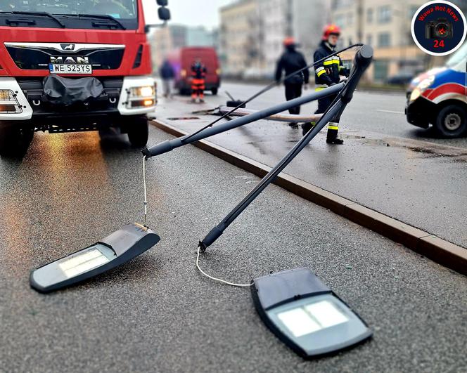 Roztrzaskał sportowe auto na latarni! Ogromny wypadek na Grochowie