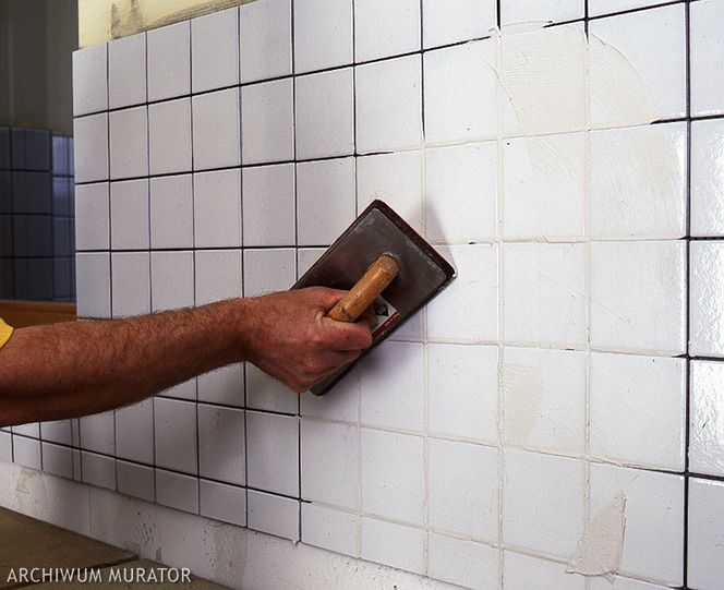 Układanie płytek ceramicznych. Jak się przygotować do układania glazury i jak kleić płytki?