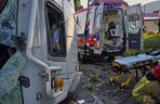 Poważny wypadek w Lubawce. Ciężarówka roztrzaskała się na drzewie. Droga zablokowana