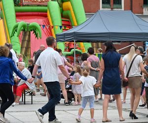 Ruda Śląska tańczy jak dawniej. Międzypokoleniowa potańcówka na rynku porwała tłumy
