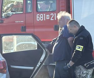 Nietrzeźwy utopił terenówkę w stawie. Potem zaczął pływać i śpiewać