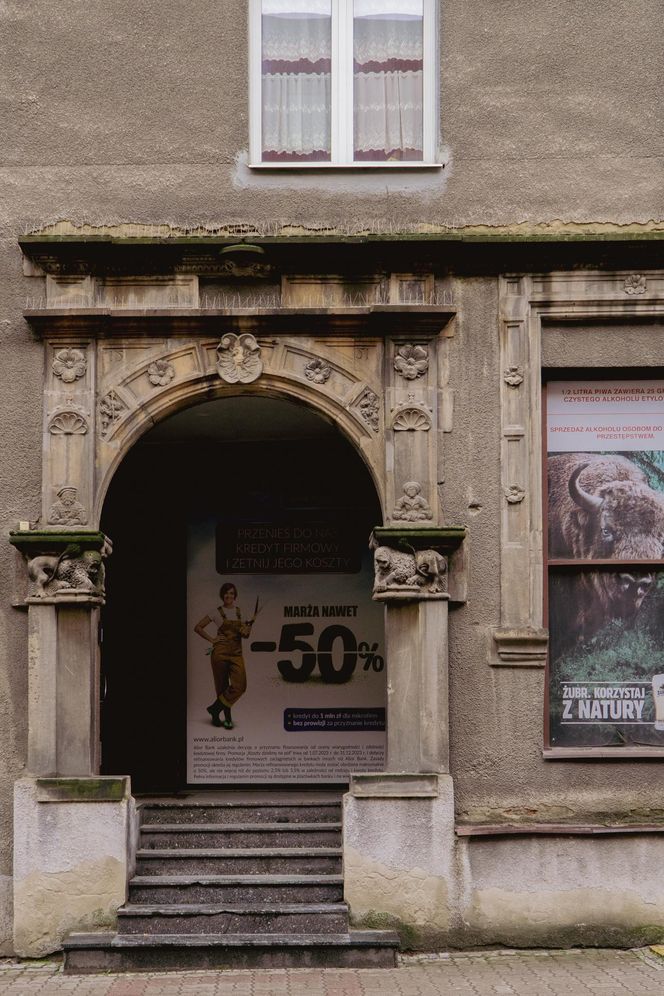 Renesansowy portal w bloku w Świdnicy