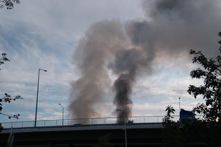 Pożar przy Klecińskiej! Słupy dymu widoczne z drugiego końca miasta! [ZDJĘCIA]