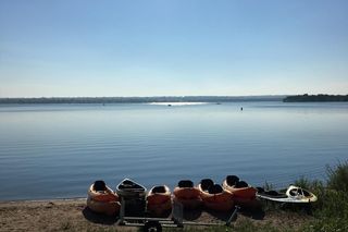 Jakie mandaty za alkohol nad jeziorem i za pływanie pod wpływem. Sprawa jest jasna i bardzo zaboli!