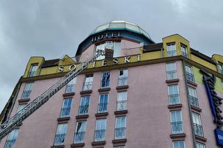 Desperat chciał skoczyć z dachu hotelu Sobieski