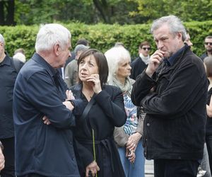 Pogrzeb Joanny Kołaczkowskiej. Tak pożegnali ją przyjaciele z kabaretu. Borek smutna i eleganckaPogrzeb Joanny Kołaczkowskiej. Tak pożegnali ją przyjaciele z kabaretu. Borek smutna i elegancka