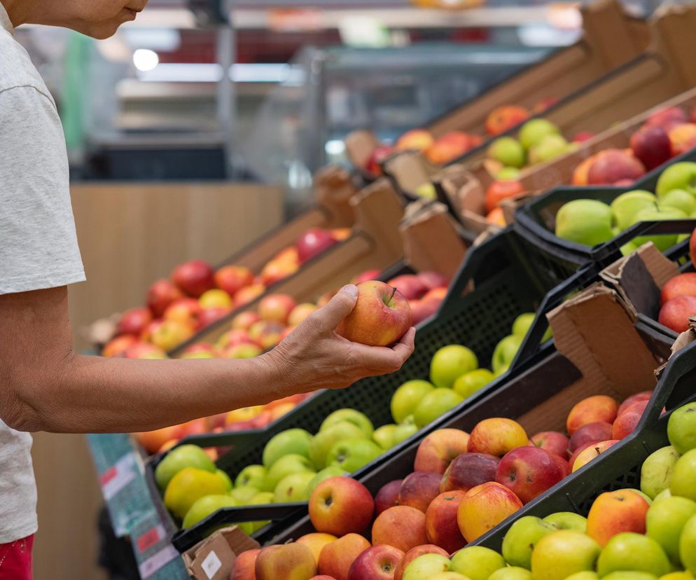 Jabłka z Lidla kontra jabłka z Biedronki. Wiadomo, w których jest więcej pestycydów