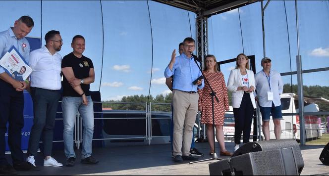 Rodzinny Piknik Lotniczy w Gryźlinach 2023. Lotnicy-akrobaci zachwycili publiczność