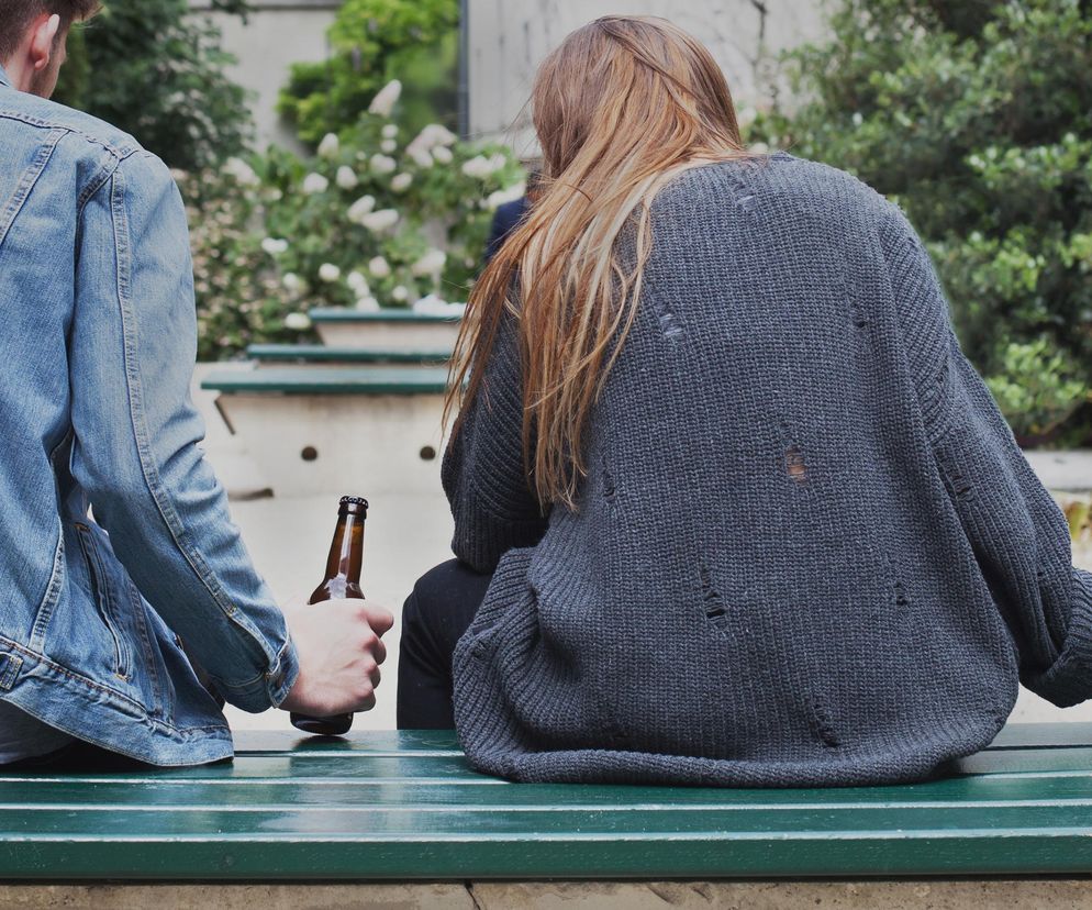 Od alkoholi zero się zaczyna. Czy presja na zakaz reklam ma sens? 