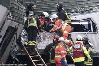 Włochy: wypadek kolejowy koło Mediolanu. Dwie osoby nie żyją, sto rannych [ZDJĘCIA]